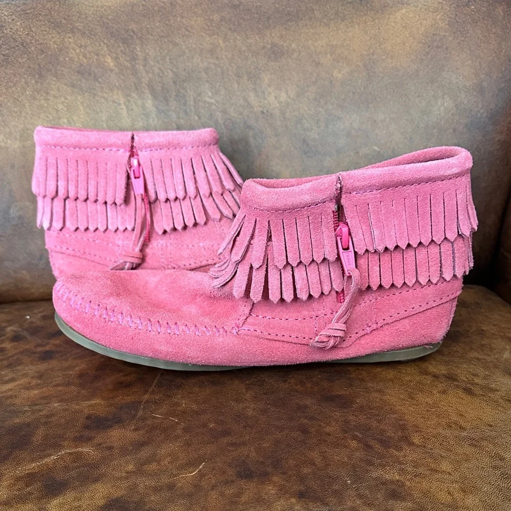 Minnetonka Pink Fringe Moccasins Girls 4